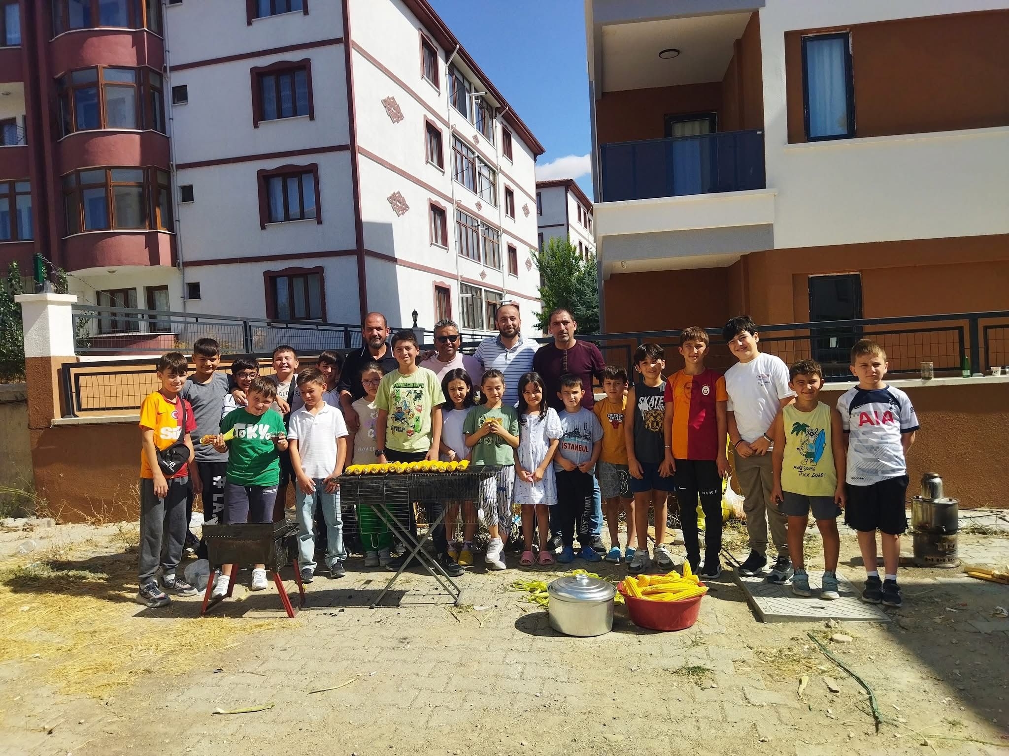 YENİKENT MAHALLESİNDE MUHTAR ÇOCUKLARIN YÜZÜNÜ GÜLDÜRDÜ