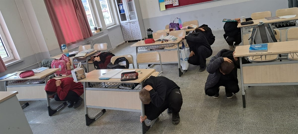 ÇERKEŞ'TE OKULLARDA EŞ ZAMANLI TAHLİYE TATBİKATI YAPILDI