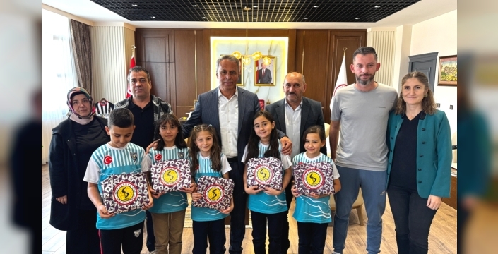 ŞAMPİYON YÜZÜCÜLER BAŞKAN SOPACI'YI ZİYARET ETTİ