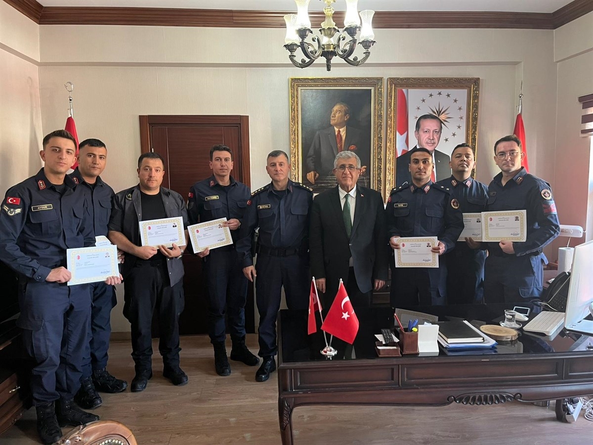 FİRARİ HIRSIZ YAKALANARAK CEZA EVİNE GÖNDERİLDİ
