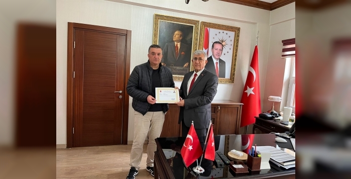 GENÇLİK VE SPOR İLÇE MÜDÜRÜ ÜSTÜN BAŞARI BELGESİYLE ÖDÜLLENDİRİLDİ