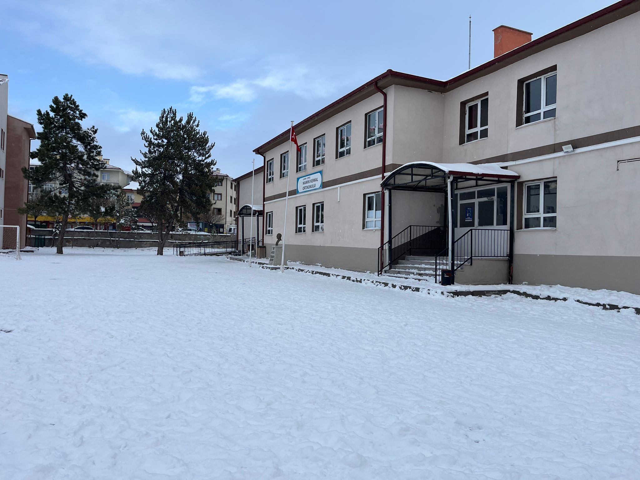 ÇERKEŞ'TE OKULLAR TATİL EDİLDİ